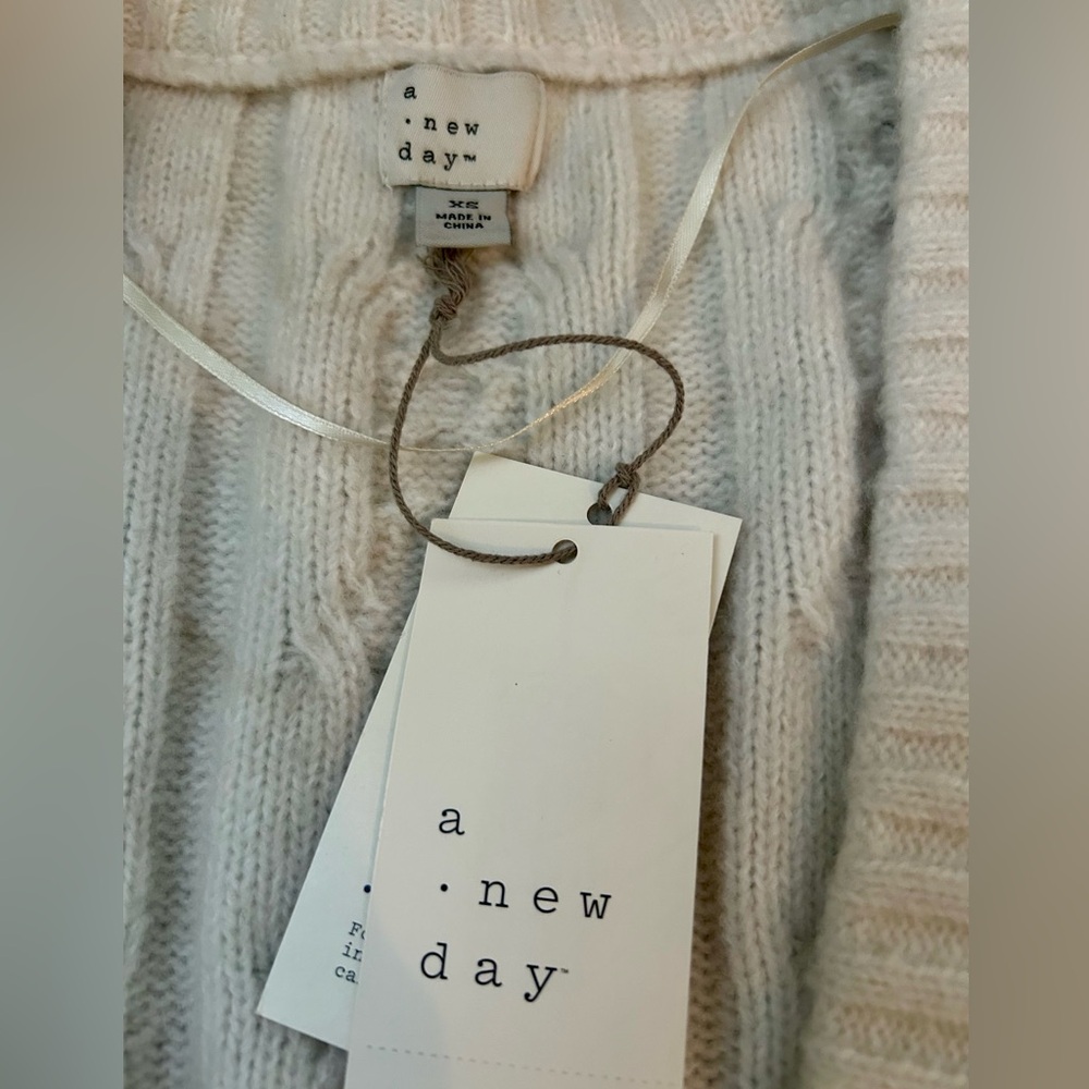 NWT A New Day Chunky jeweled button Cable Cardigan - Picture 4 of 4